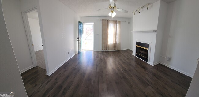 Foto del edificio - 200 Glynn Addy Dr