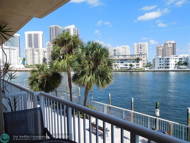 Foto del edificio - 121 Golden Isles Dr
