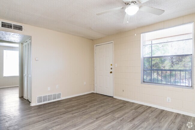 2HAB, 1BA - 670 ft² - Tigua Village- All Utilities Included