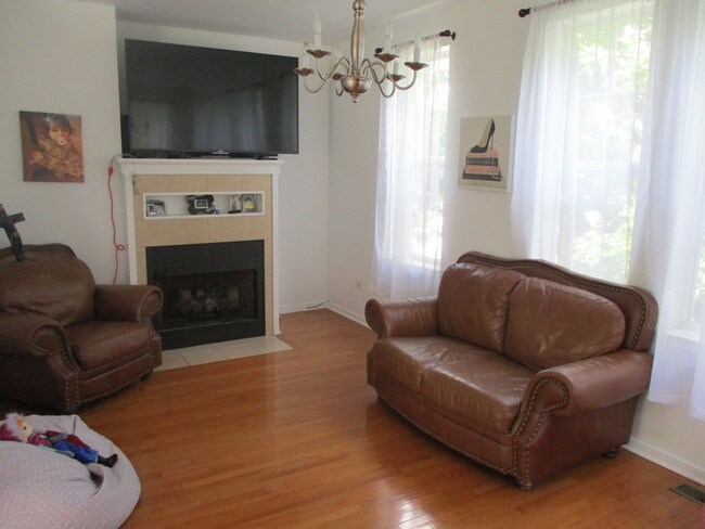 Foto del edificio - 629 Grove Ln