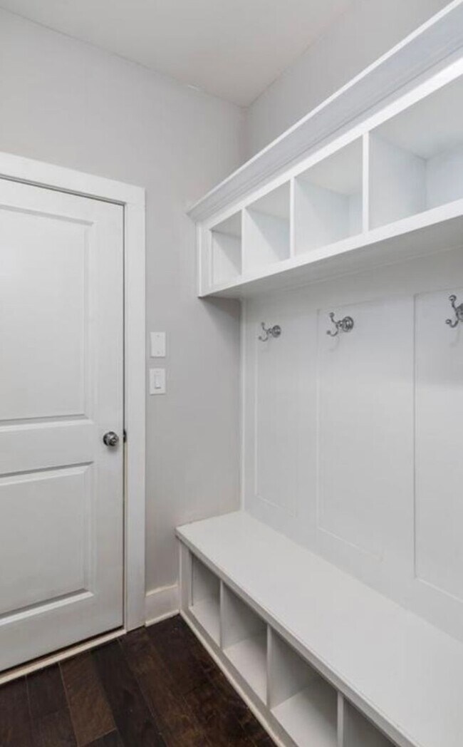 Foto del edificio - Beautiful Townhome in Doraville - Gated Community!