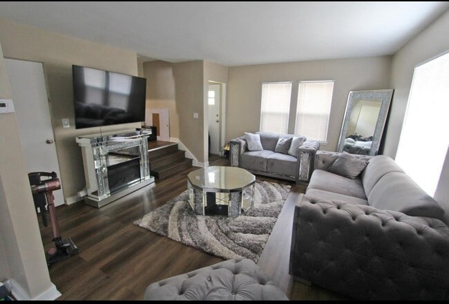 Building Photo - 2742 N Wauwatosa Ave