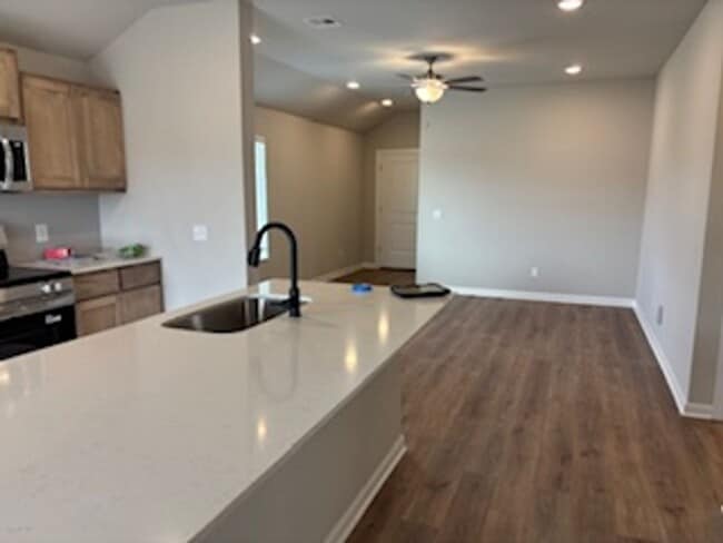 Building Photo - Must See!! First Month Free!