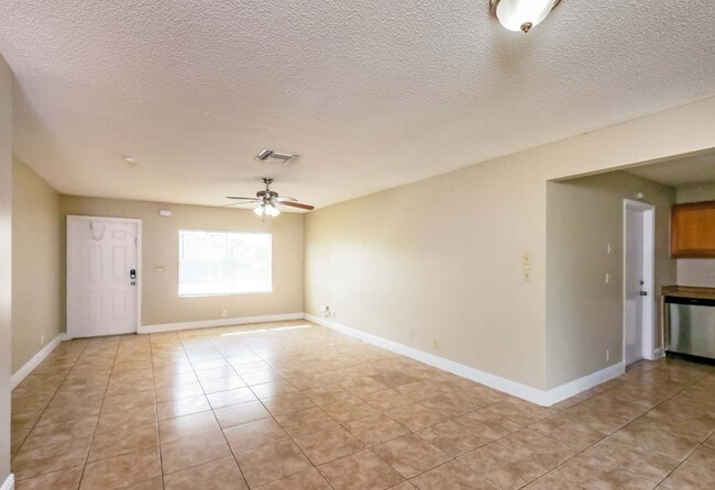 Foto del edificio - 8102 SW 20th St