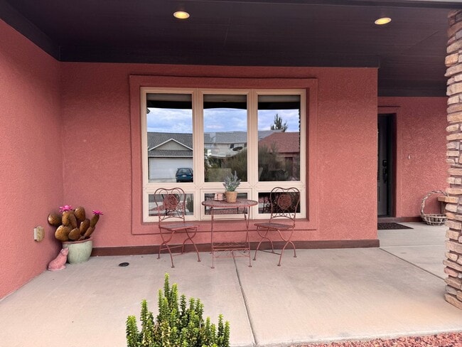 Foto del edificio - Stylish One-Story FULLY FURNISHED 3Bed, 2B...