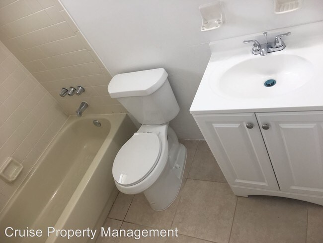 Building Photo - 4875-4883 SW 65th Ave