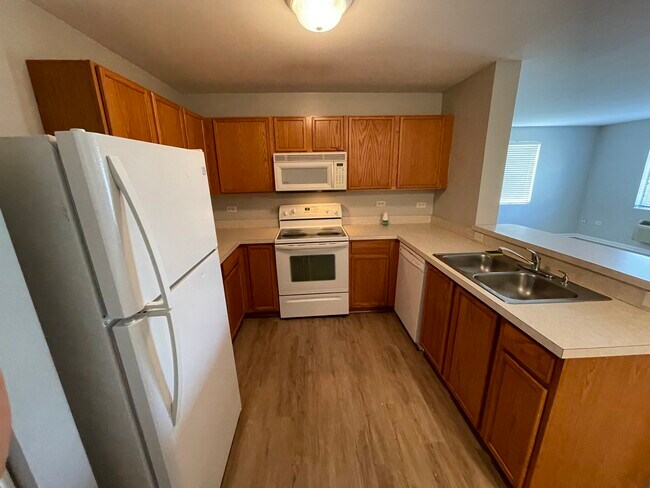kitchen - 515 Silverstone Dr