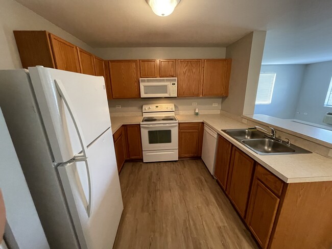kitchen - 515 Silverstone Dr