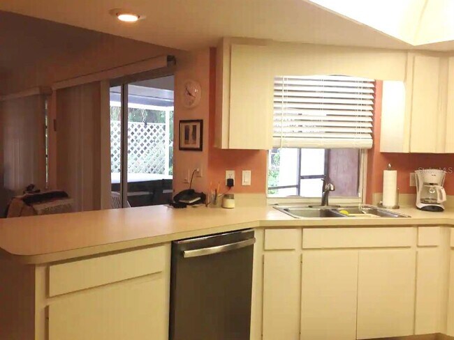 Foto del edificio - 1050 Mangrove Rd