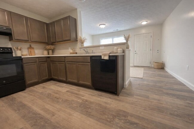 Building Photo - Gwen Gardens Apartments