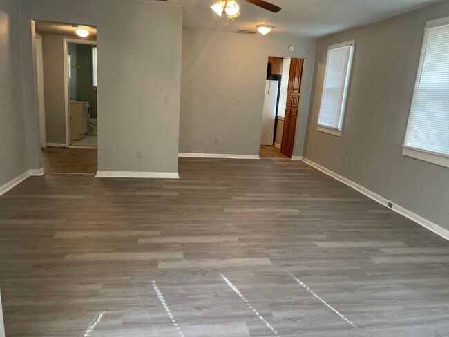 Building Photo - 2/1 in Paxon!