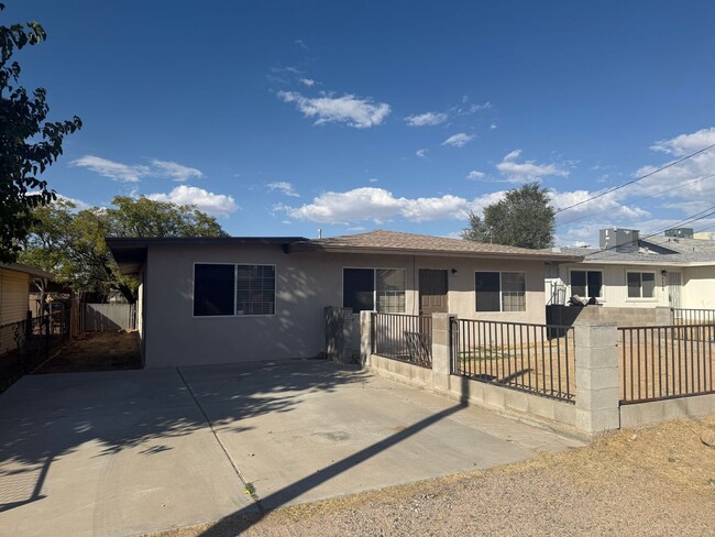 Building Photo - 4 Bedroom / 1 Bathroom
