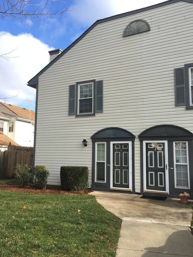 Building Photo - 656 Oleander Cir