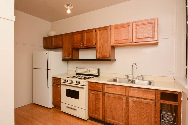 Building Photo - 142-1142 W Maple St