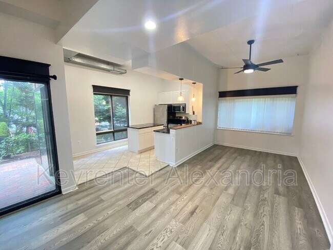 Foto del edificio - 124 Roberts Ln