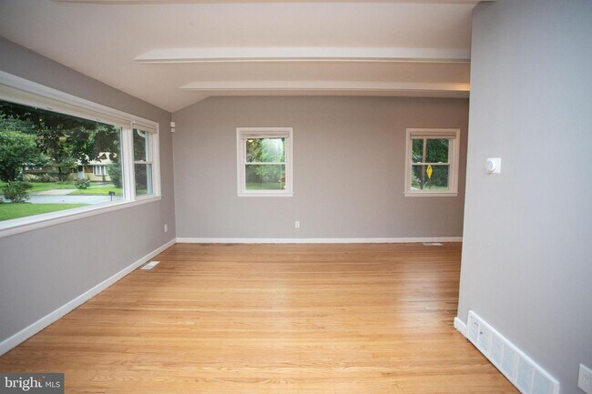 Foto del edificio - 36 Delwood Rd