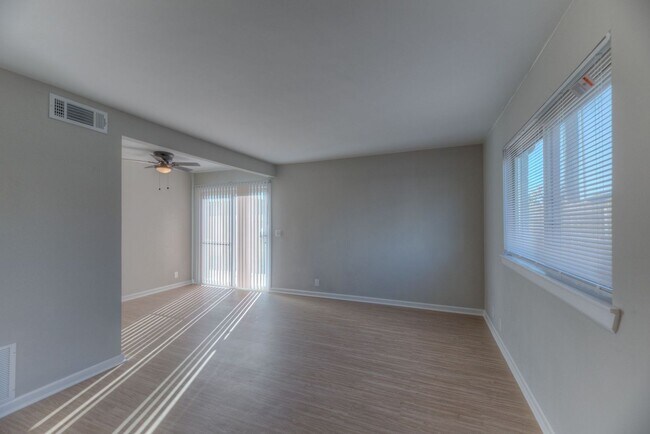 Foto del edificio - Windsor Village Townhomes