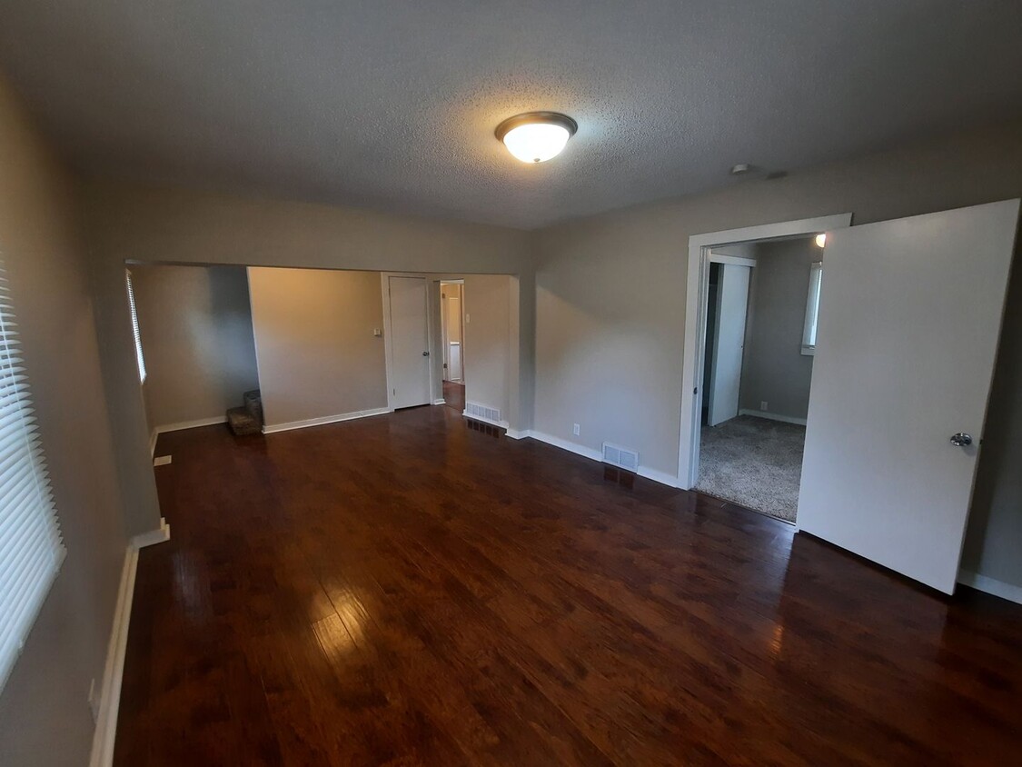 Foto principal - 2 Bedroom, 1 Bathroom rental home with gar...