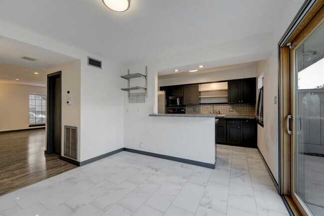 Foto del edificio - 6326 Chevy Chase Dr