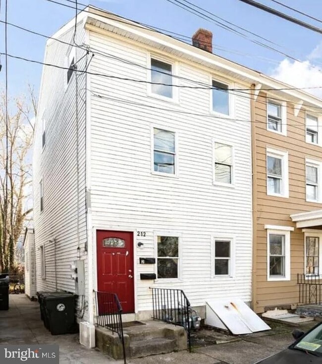 Building Photo - 212 Jones Ave