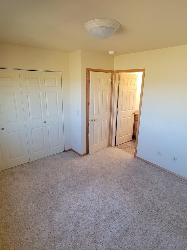 Building Photo - 975 N River Rock Dr