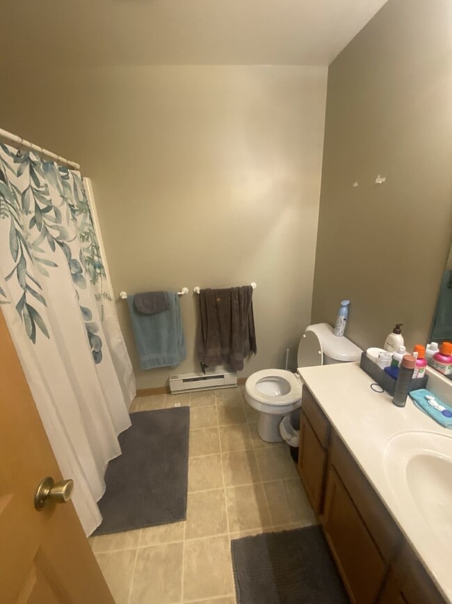 Building Photo - 2 bed 1 bath close to UWEC just off Water St. Available June 1st!