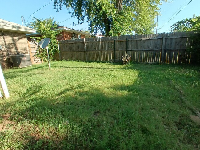 Building Photo - 4028 Locust Dr