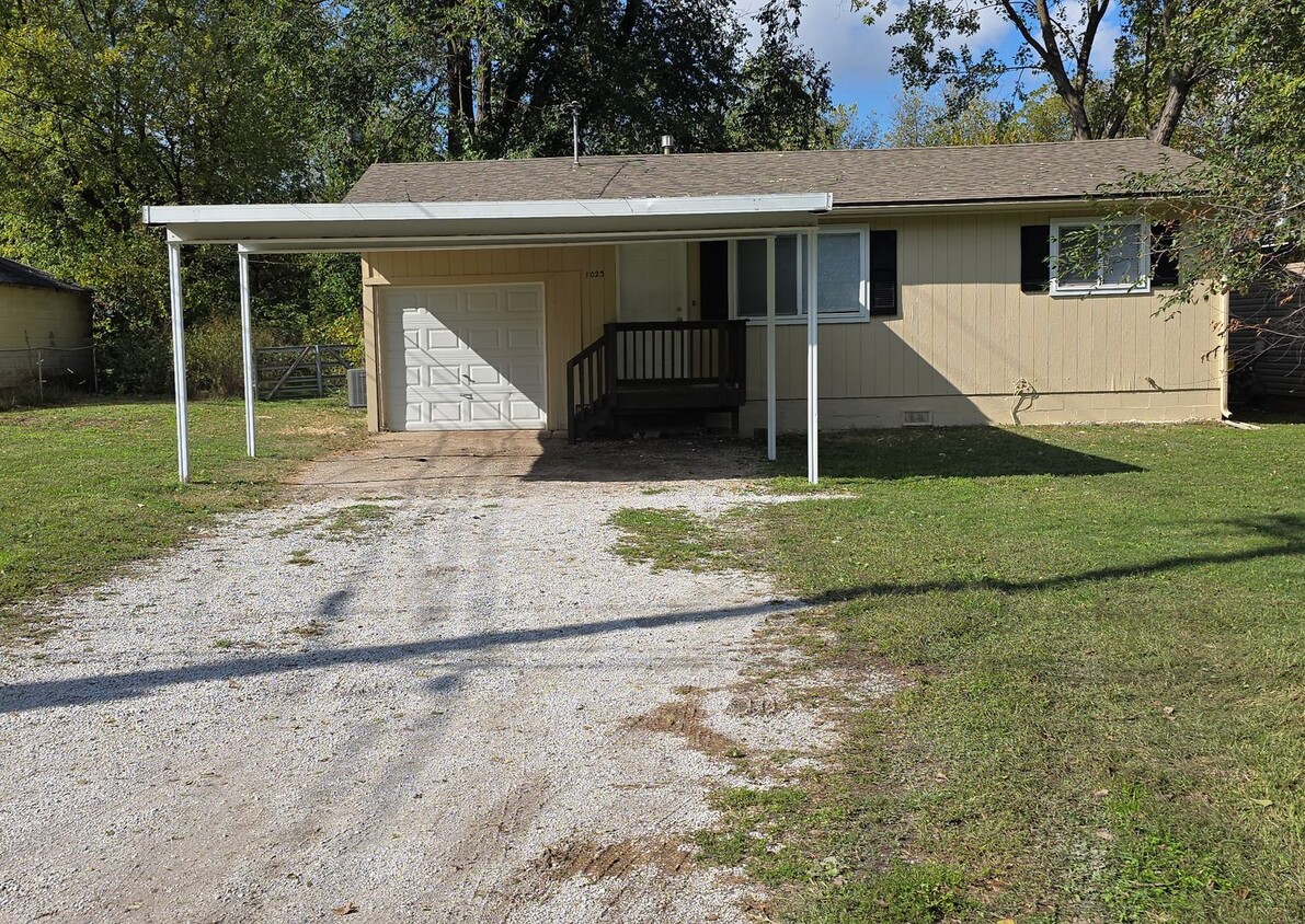 Foto principal - 2 Bedroom house with garage, $950!!