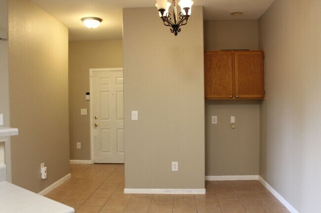 Building Photo - Deer Creek - 2nd Floor 2 bedroom/2 Bath Condo!