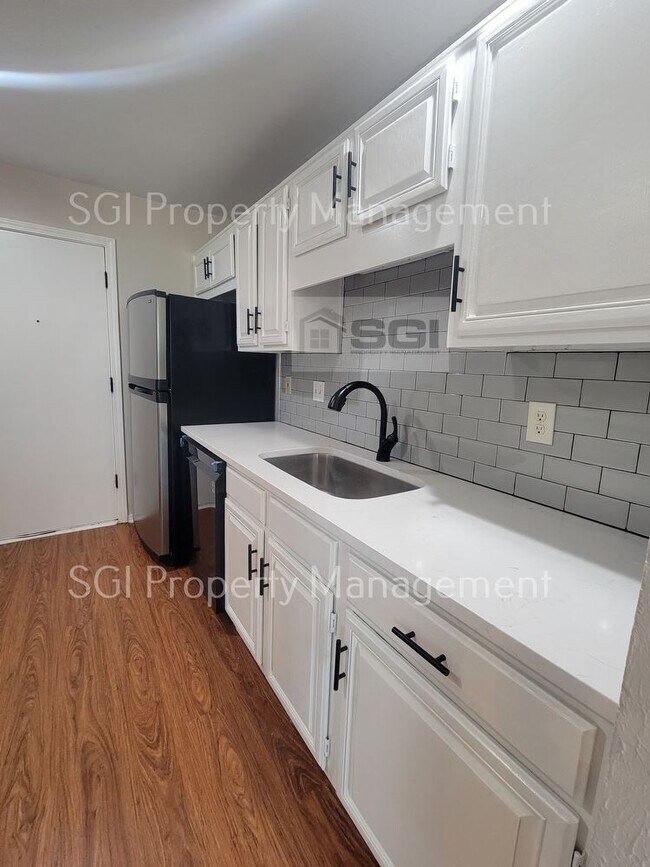Foto del edificio - Fabulous Upgrated 2 BR Half Duplex