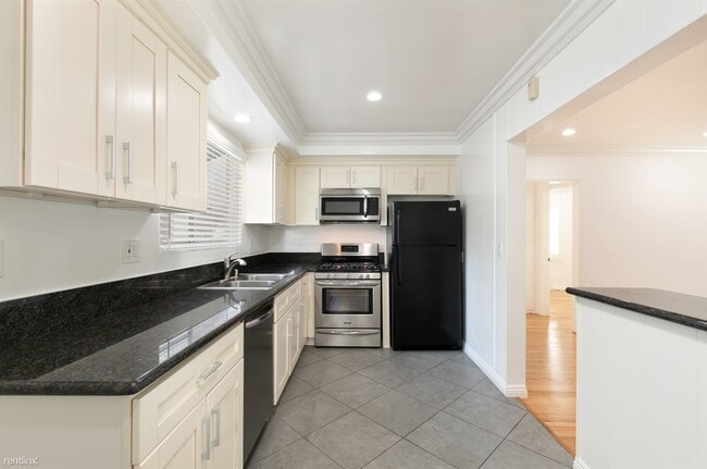 Building Photo - 2 br, 1 bath 4plex - 14619 Moorpark St 25