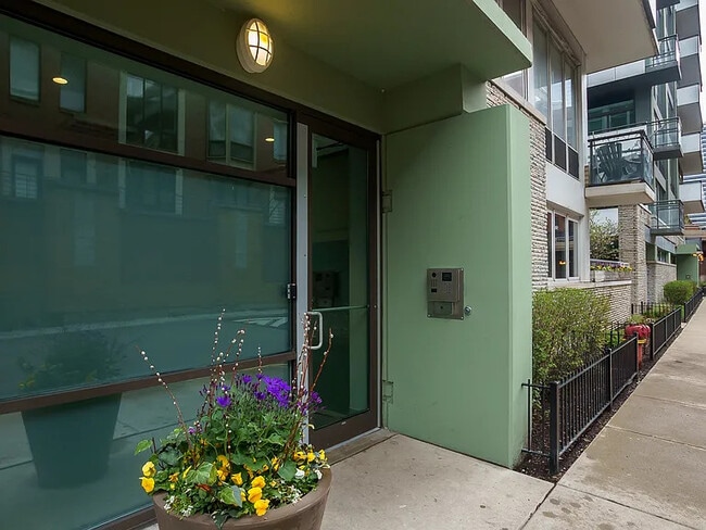 Building Photo - 660 W Wayman St