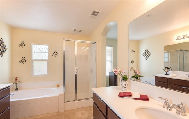 Master bathroom with two separate sinks, plus shower enclosure and separate bathtub - 1406 Mosaic Glen