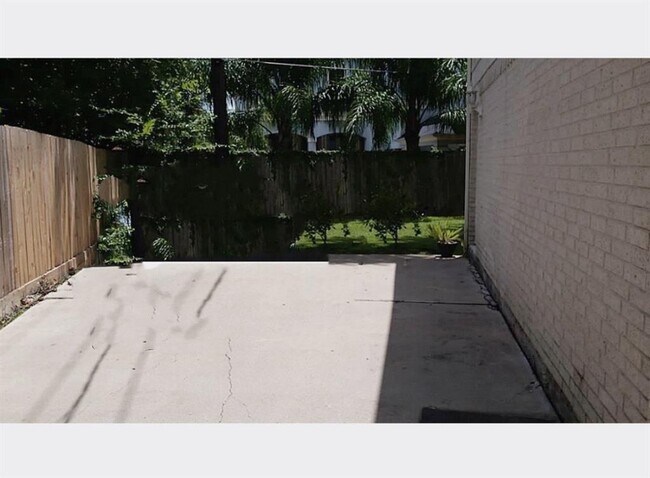 Building Photo - 4819 Bellaire Blvd