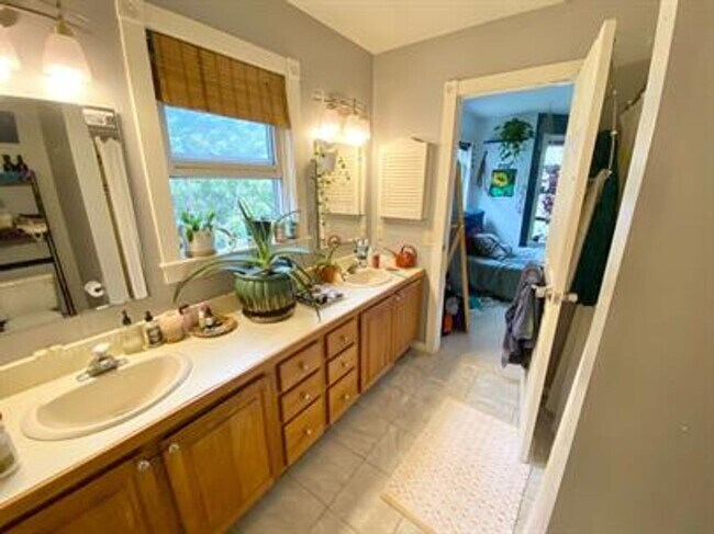 Building Photo - 5 Calarco Ct - 1 Burlington, VT 05401