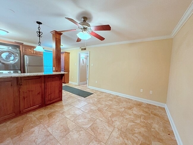 Building Photo - Gated Community with Community Pool - Upst...