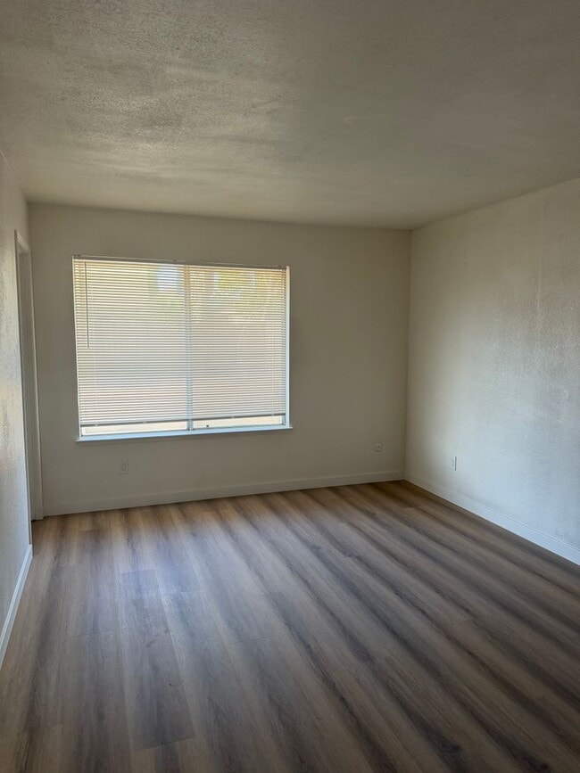 Foto del edificio - 7721 McClintock Way