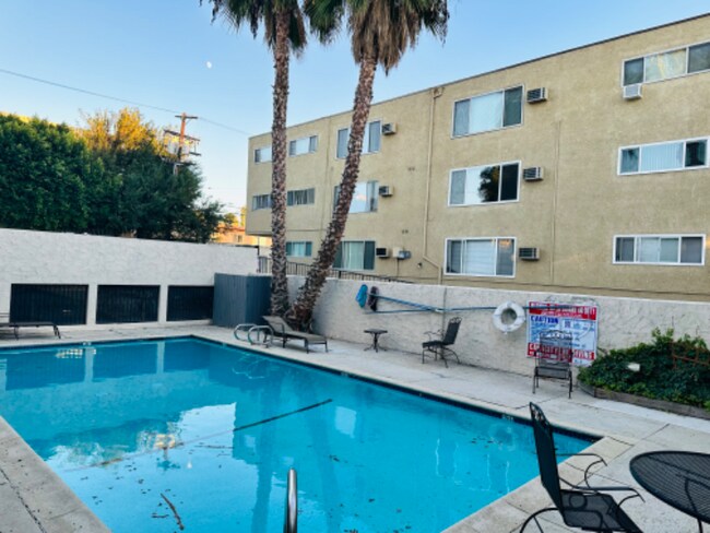 Foto del edificio - 4424 Woodman Ave