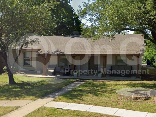 Foto del edificio - 810 Grassy Glen Dr