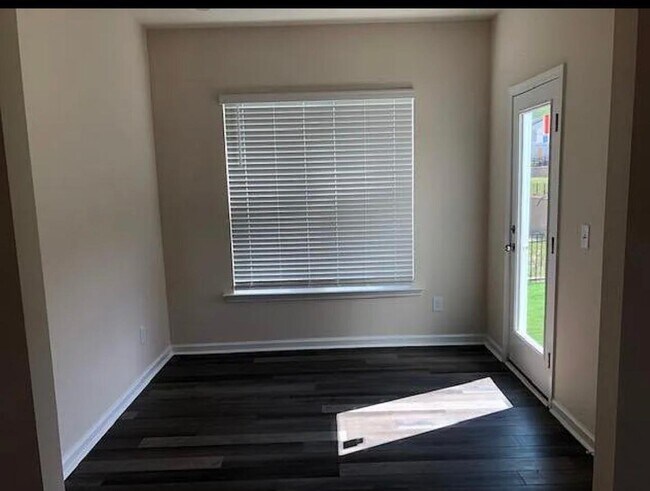 Building Photo - 614 Bucknell Way