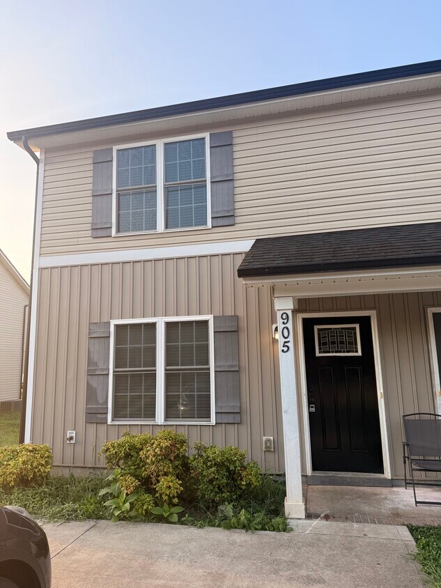 Entrance - 905 Cedar St