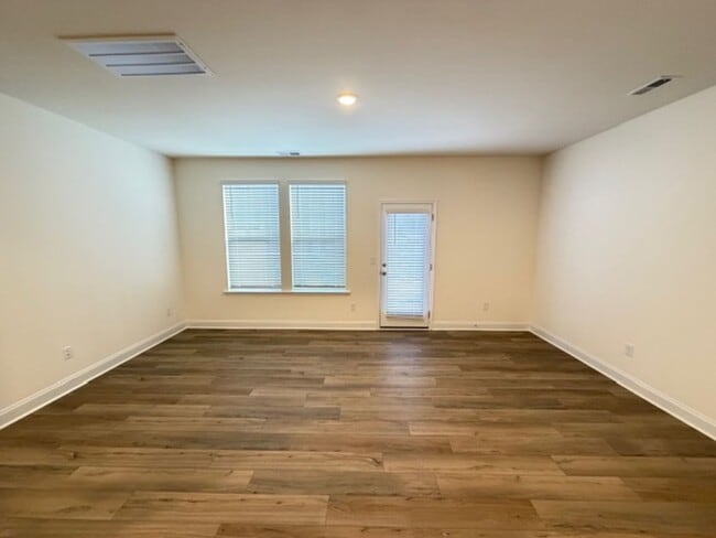 Building Photo - Mebane / Townhouse