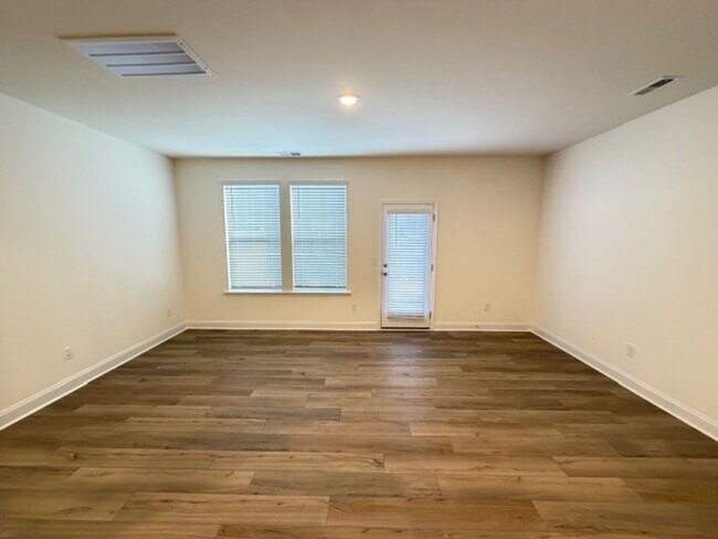 Foto del edificio - Mebane / Townhouse