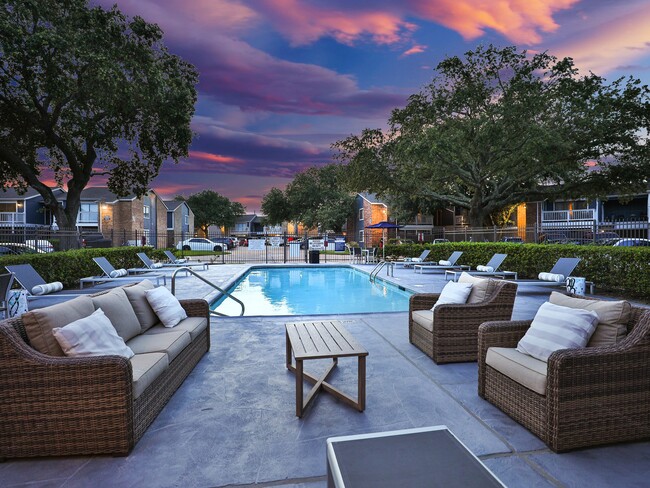 Building Photo - Barringer Square