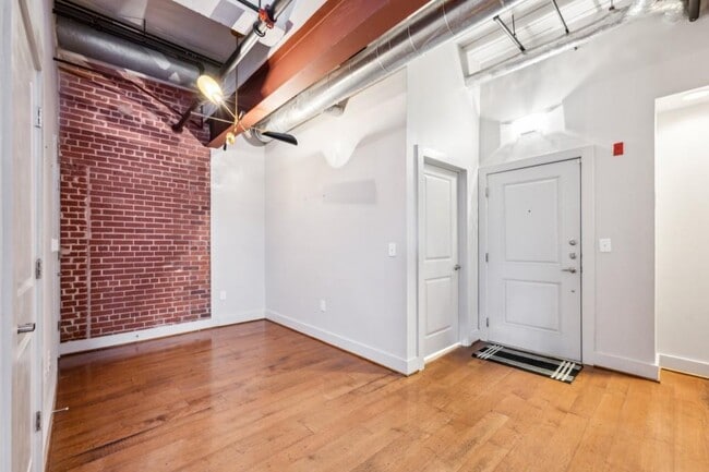 Building Photo - 1261 Caroline St NE