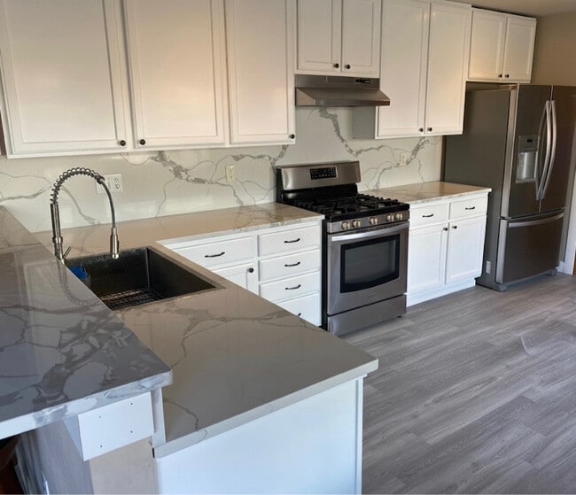 Building Photo - 2404 SE 2nd Ct