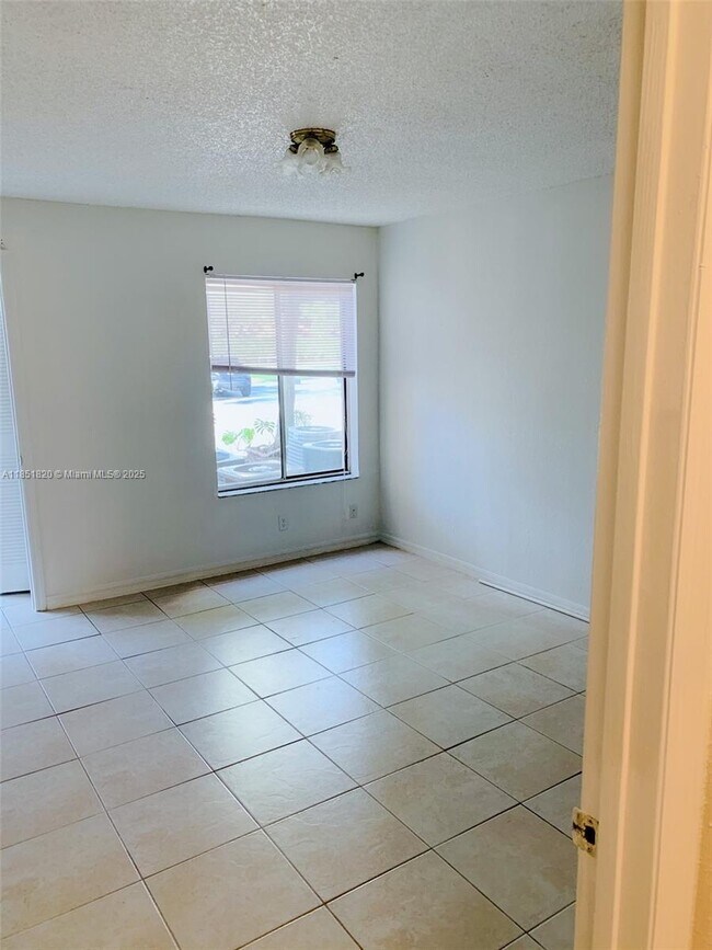 Foto del edificio - 3360 Pinewalk Dr N