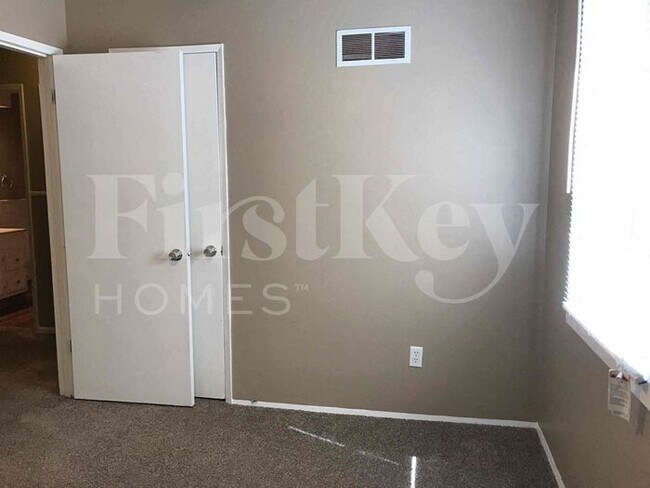 Building Photo - 5641 N Drury Ave
