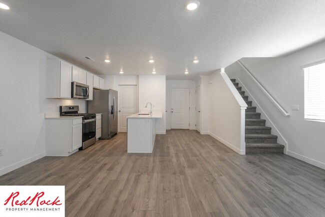 Foto del edificio - Brand New End Unit Townhome In Long Valley