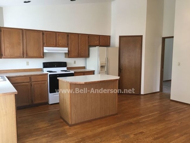 Building Photo - Cozy Rambler available NOW in KENT!!!